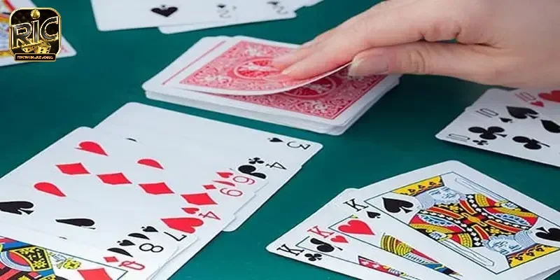 Thông điệp giấc mơ đánh bài phỏm đánh con gì